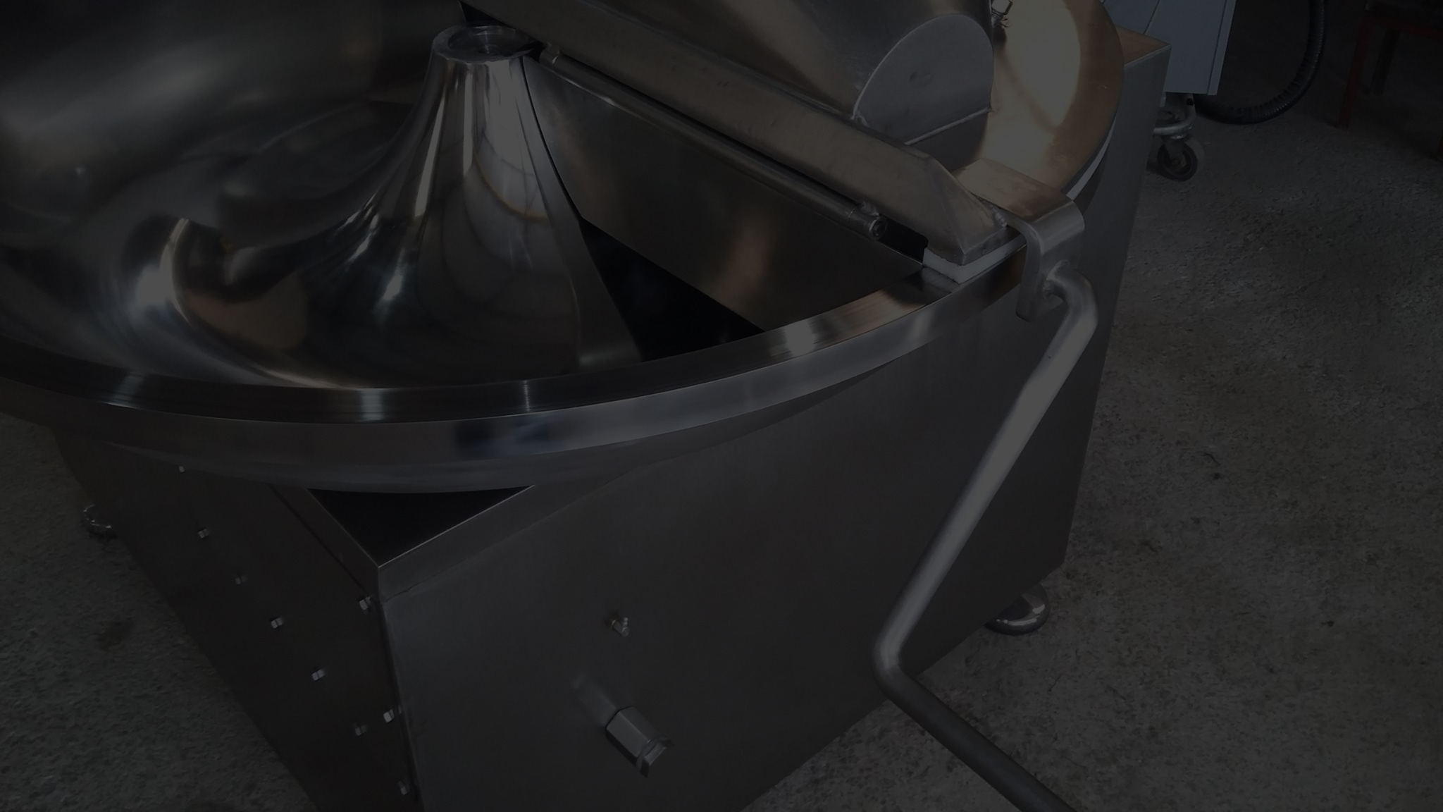 Equipamento industrial em manutenção pela Ibraservice